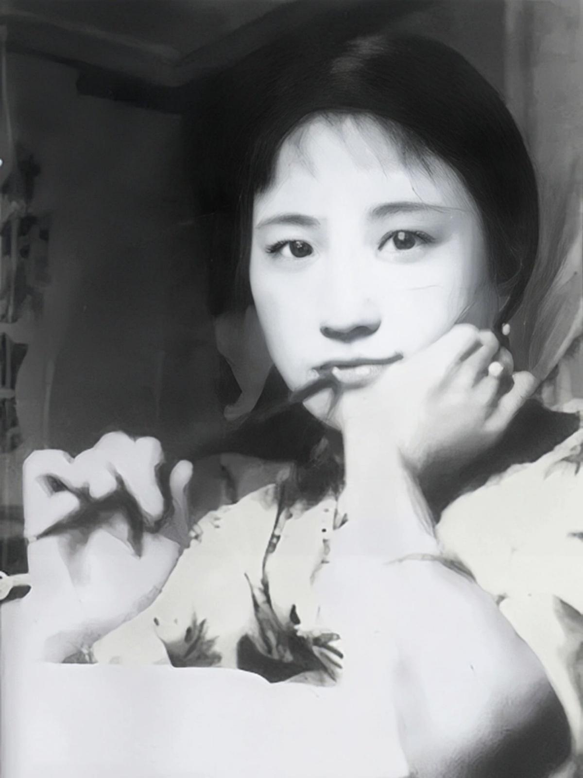 徐志摩去世后，他父亲每月都给陆小曼打钱。一天，陆小曼去取钱，却发现汇款单上附着一