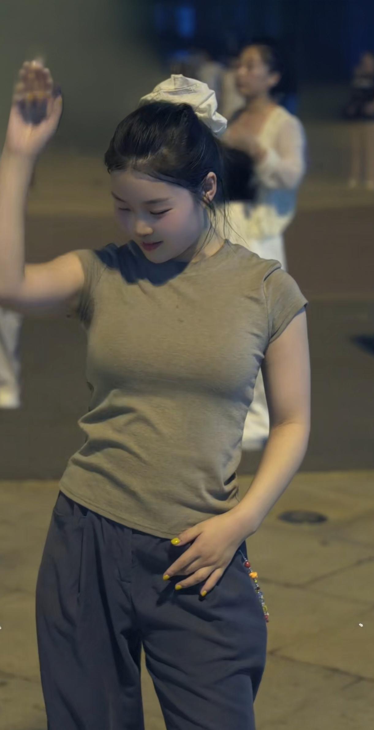 漂亮女孩跳广场舞尽显优雅。
