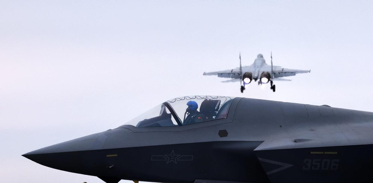 根据中国国防部的消息，近日，东部战区一架运-8反潜巡逻机在东海例行巡逻时，遭遇2