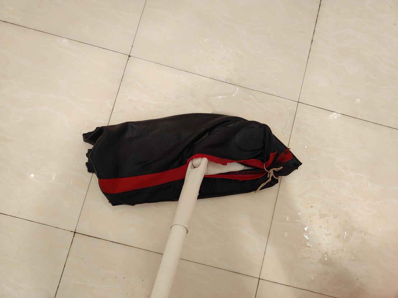 老爸还是很心灵手巧的！我卧室里拖地板的一次性棉布用完了。本来打算去附近超市，找找