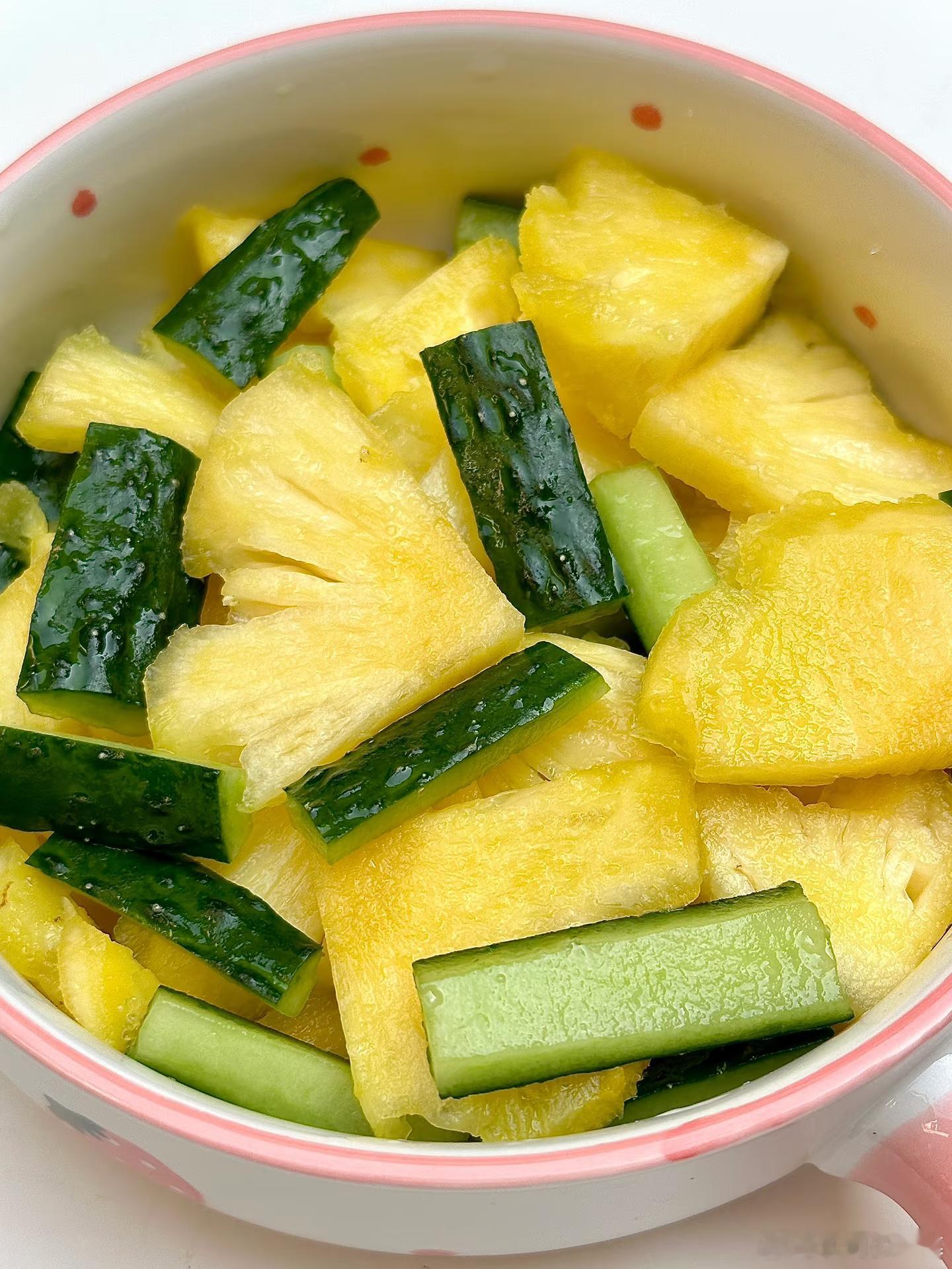 最近黄瓜拌菠萝超火，尝试一下