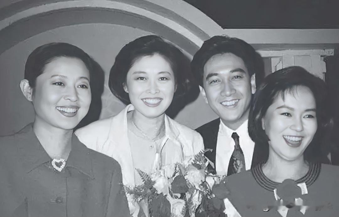 90年代倪萍、敬一丹、鞠萍姐姐的合影，她们的笑容好纯真，素颜之下，没有了台上的优雅高级，但很耐看，是