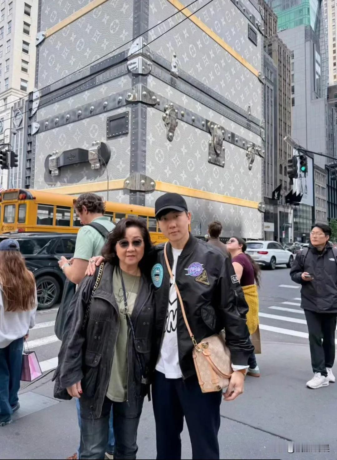 林俊杰大方晒和女友七七的合照，是谁在网上乱传林俊杰和女友分开了的事情啊，这不好着