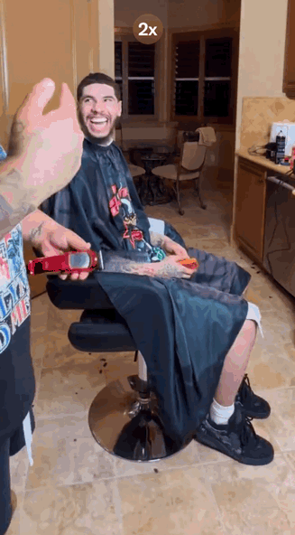 “三球”拉梅洛换发型了。这几个兄弟在一起容易让人混淆。