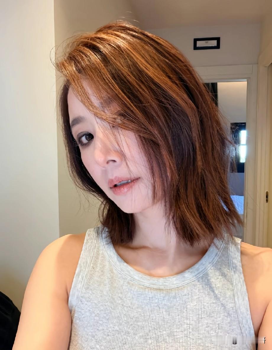 林心如换新发型亮相，利落短发氛围感拉满，休闲状态太松弛近日，林心如分享了两