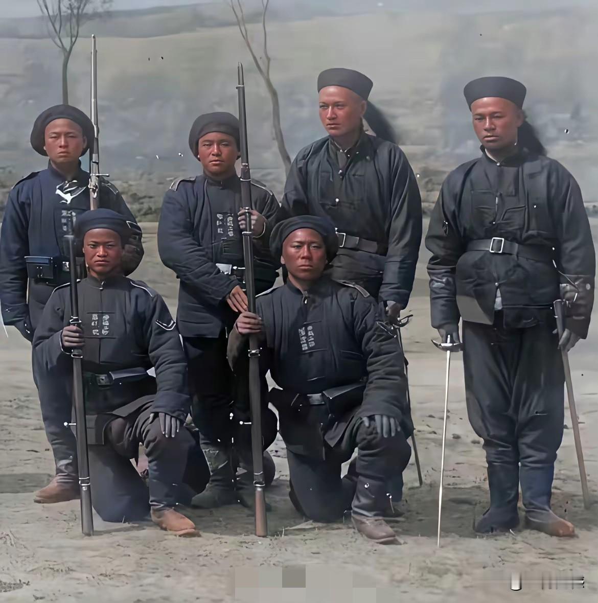 照片中的这些人，就是当年左宗棠收复新疆的将士们，他们是中华民族的英雄，他们的功绩