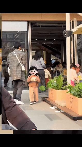 大家常说“小孩能有什么坏心思”，但是，看看这位小女孩的做法，事情发生在202