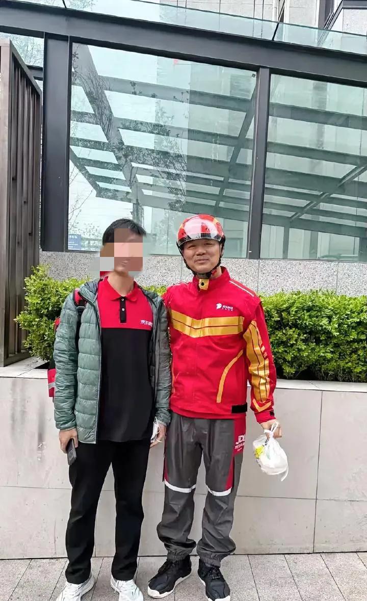 是不是作秀其实已经不重要了现在刘强东只有一个目标不是要打败美团，是要让京