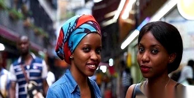 你以为人家去非洲是去“扶贫”的？我跟你讲，你可能想反了。人家是去当老板的。去