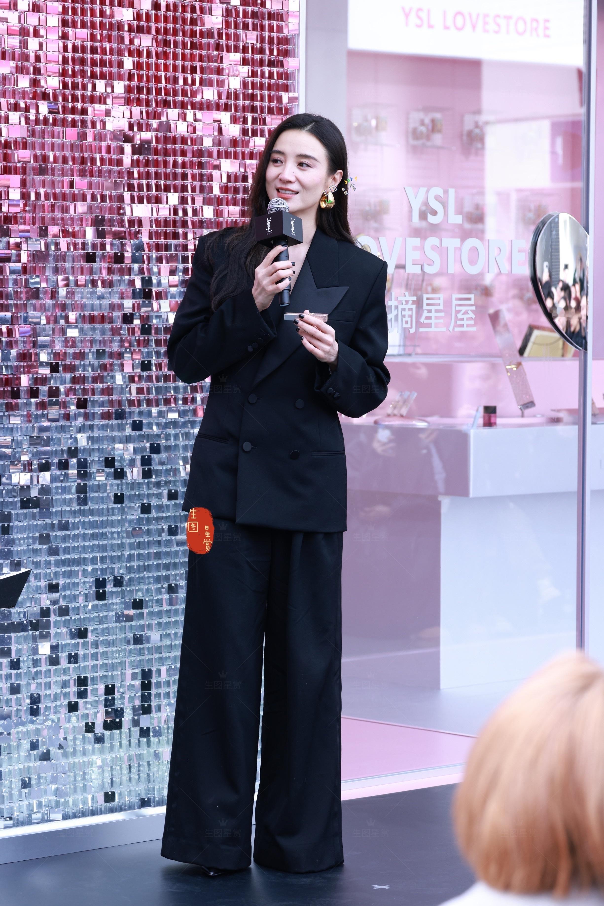 宋佳杭州YSL品牌活动黑西装飒爽大女主