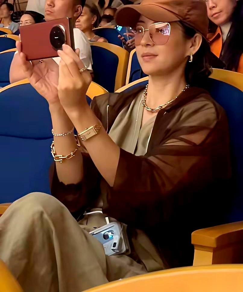 章子怡女儿醒醒的钢琴演奏会，她去了，前夫汪峰也去了。台下安安静静，她一身咖色系