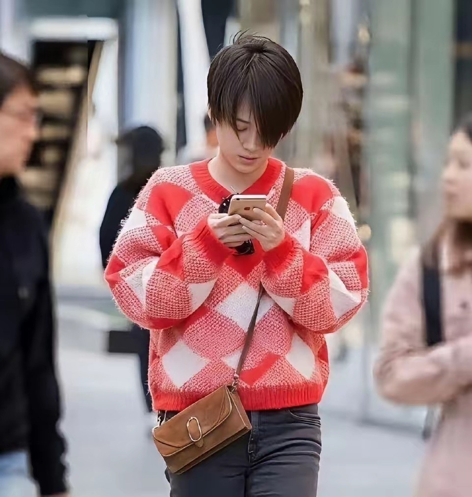 年轻就是任性，马思纯的短发造型，个性又纯真。​​​