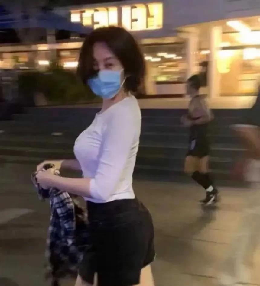 现实中大龄剩女有没有妥协呢？大龄剩女的妥协，只不过把对象要求从“年轻帅气多金月