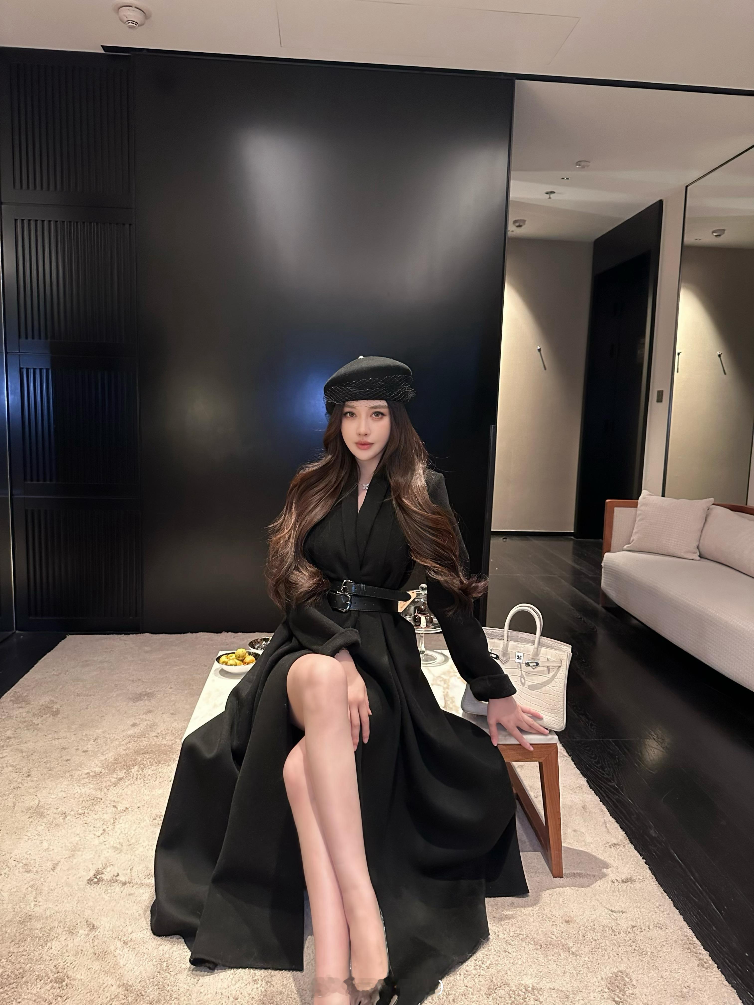 很有份量感的一件大衣，气场全开🖤