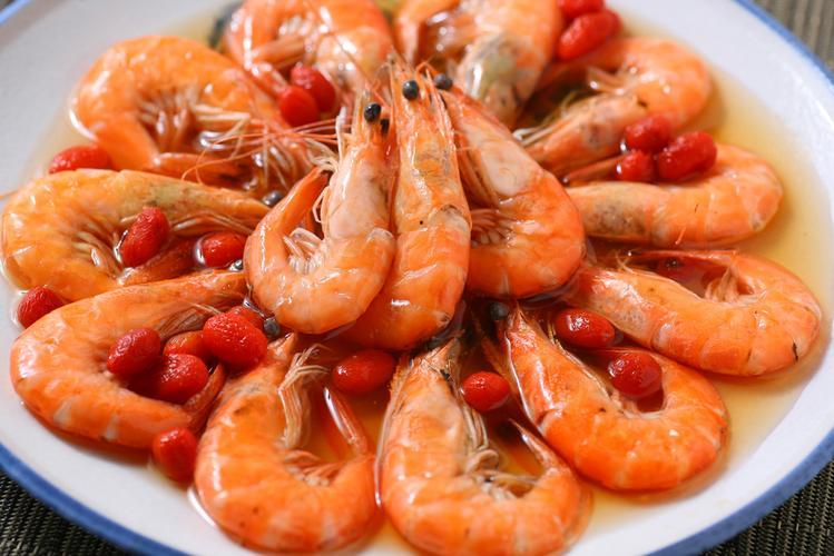 洋葱是尿酸的“杀手”？劝告：要是不想突发中风，3个食物少吃洋葱里含有槲皮素