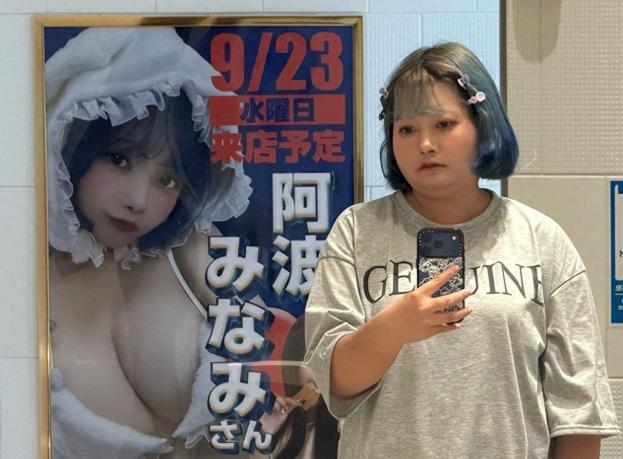 日本女星站在自己海报旁竟没人认识！26岁的日本写真偶像阿波南，线下活动的时候