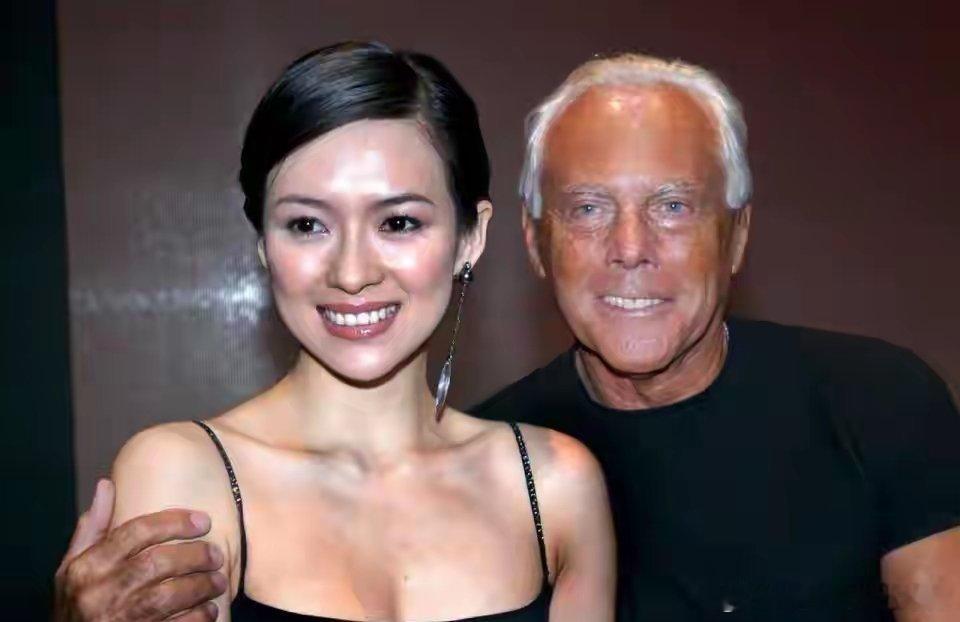 47岁章子怡面相大变！穿丝绒裙现身法国卢米埃尔电影节，办大师班推介经典影片，身材