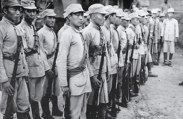 1945年，八路军旅长要处决团政委。临刑前，旅长的警卫员，突然靠近团委松绑，并催