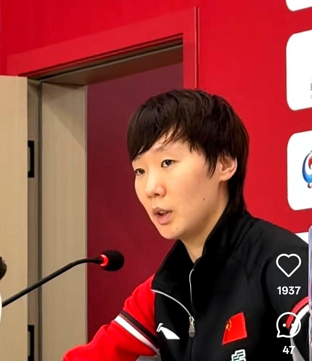 开局两局，王曼昱像睡着了。帕瓦德像个闯门的小伙子，硬生生把气氛搅起来。第三局