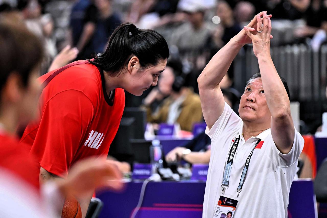 宫鲁鸣带领中国女篮的成绩如何？宫鲁鸣2025年2月再度执教中国女篮，成绩总体