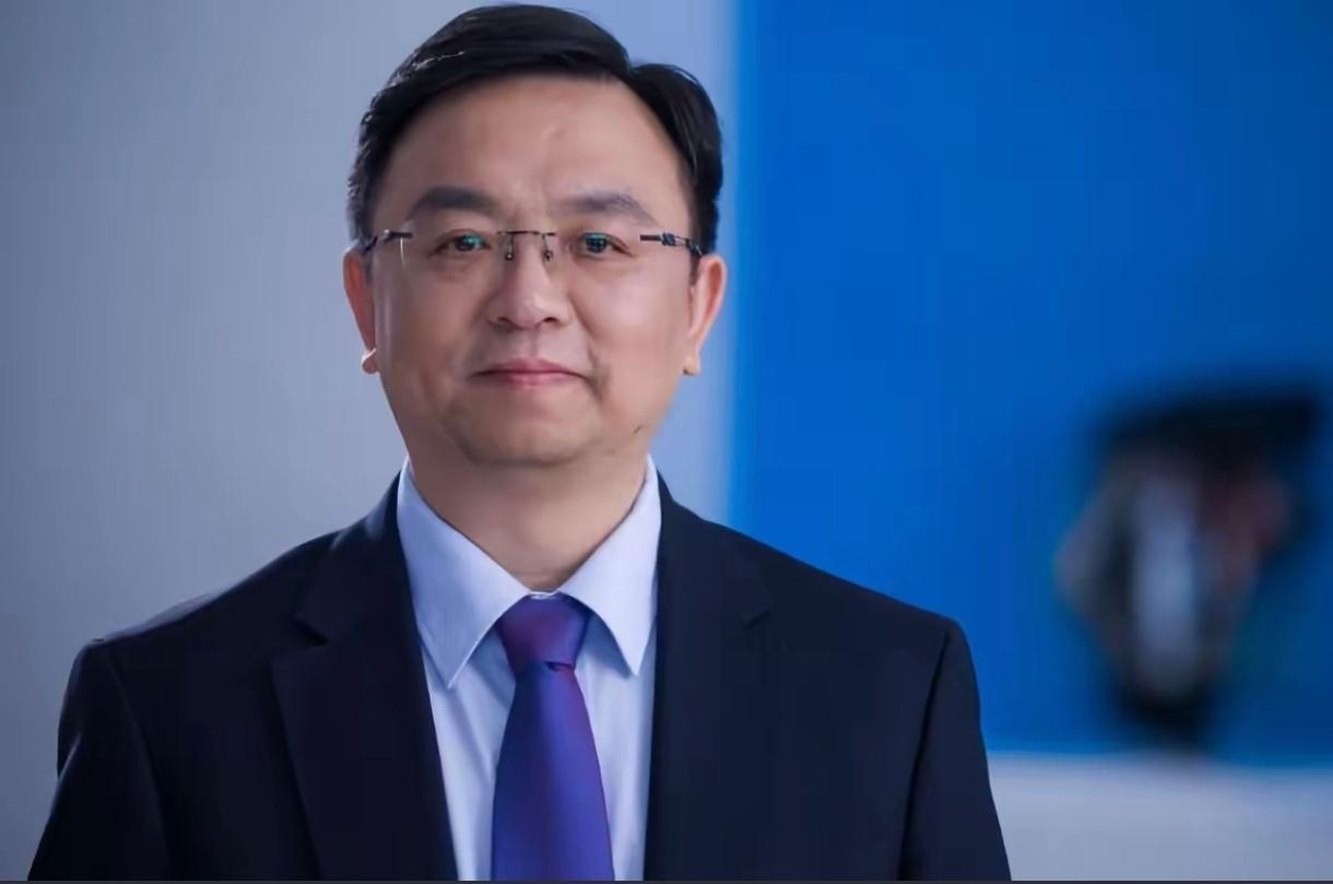 我发现比亚迪的老板王传福还是太低调了，他做汽车那么成功，完全可以以自己的名字“传