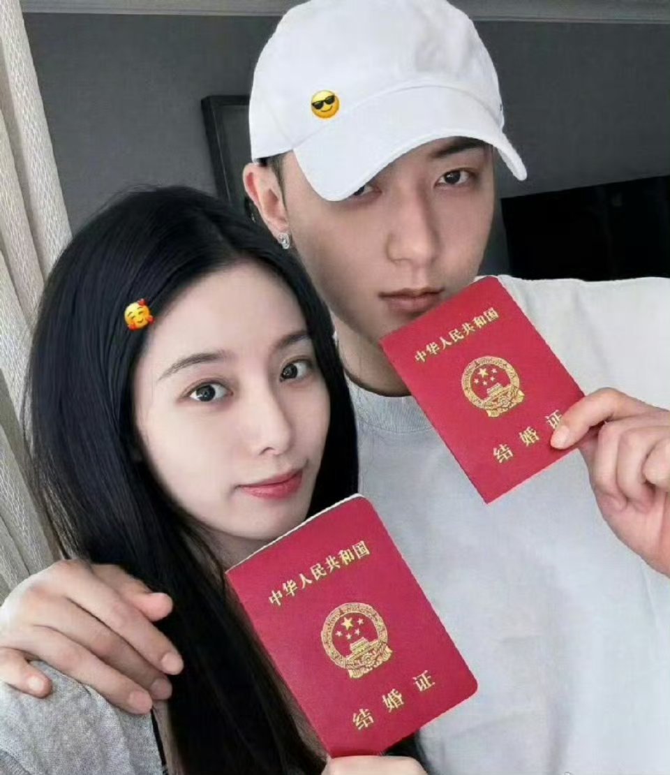 黄子韬徐艺洋拍婚纱照了黄子韬徐艺洋这透明的一生哈哈哈哈之前求婚也有路透，这次婚纱