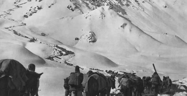 1951年，阿里驻军断了粮，连战马都杀着吃了，全军都快饿死了，怎料，一个不起眼的