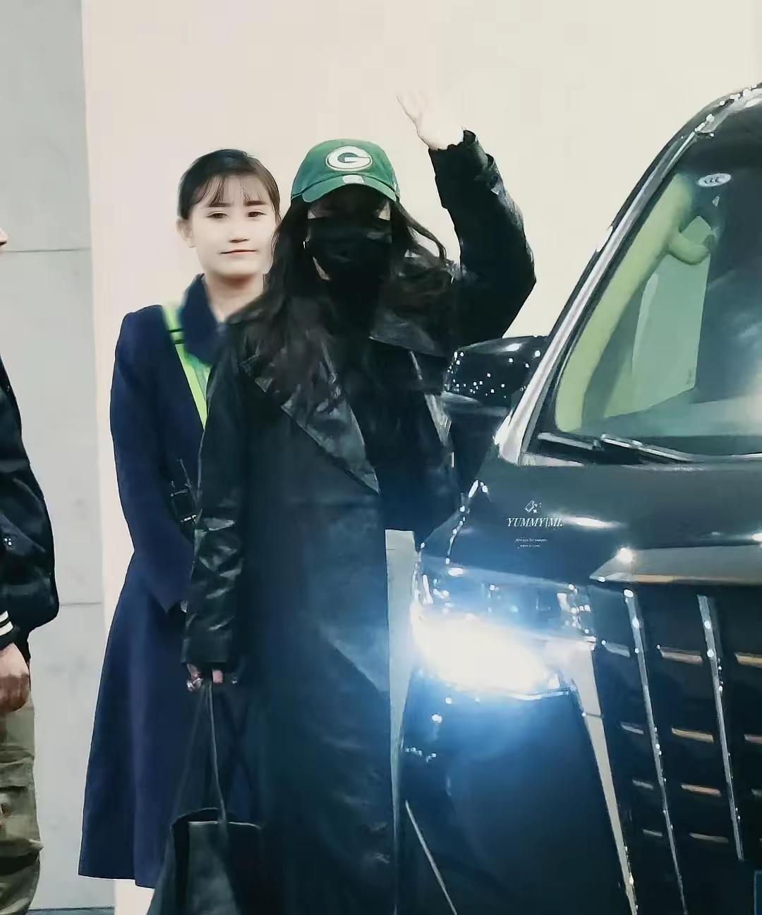 杨幂今天机场路透一出，黑色短皮衣配荧光绿棒球帽，直接把秋冬氛围感拉满。皮衣是经典