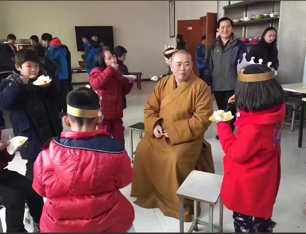 这是释永信去幼儿园给小朋友过生日的场景，看得出来他非常喜欢小孩。不光给孩子买的生