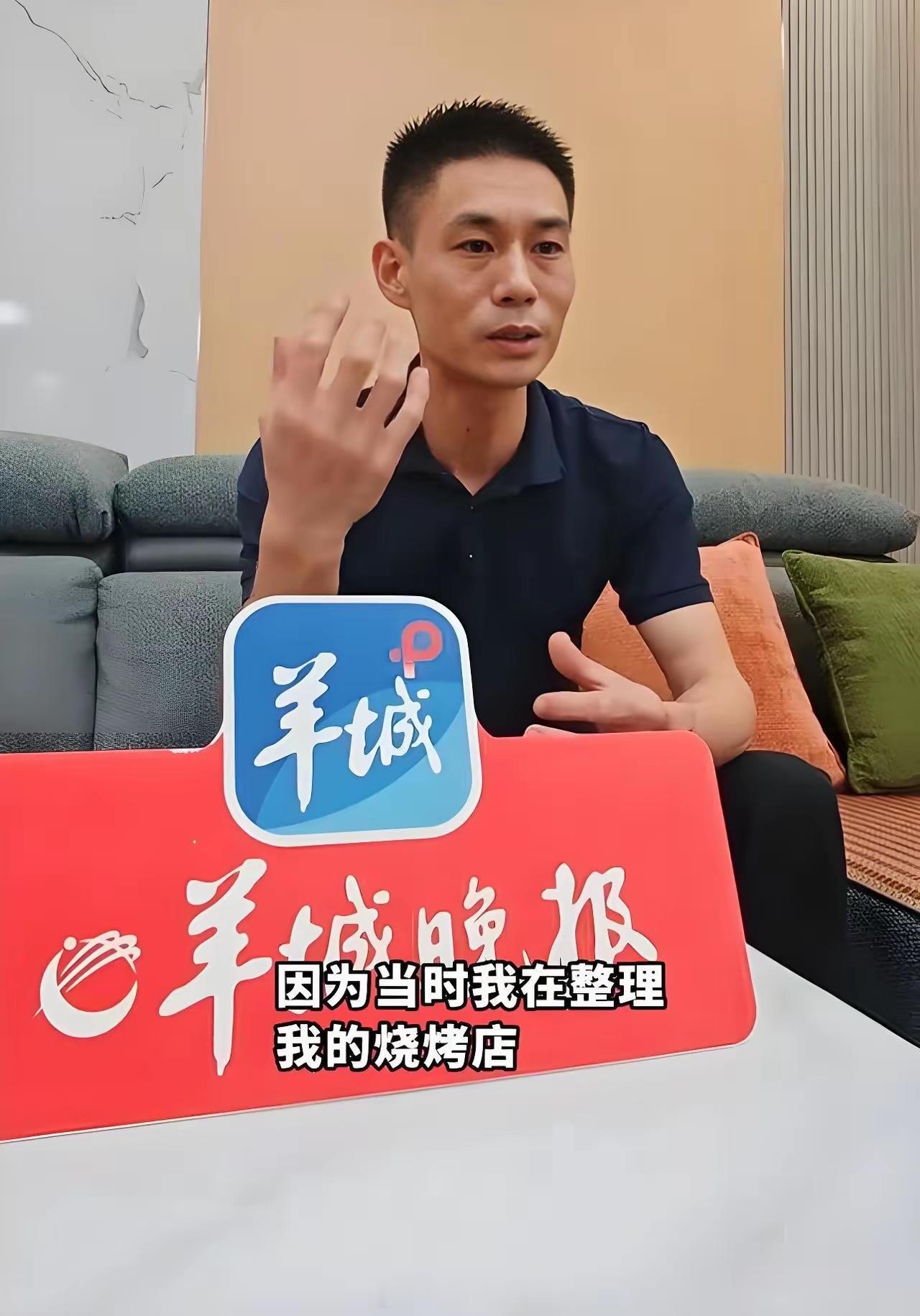 暴雨天烧烤哥徒手冲进水中救人暴雨倾盆、店铺被淹！河源“烧烤哥”徒手蹚水救人，平凡