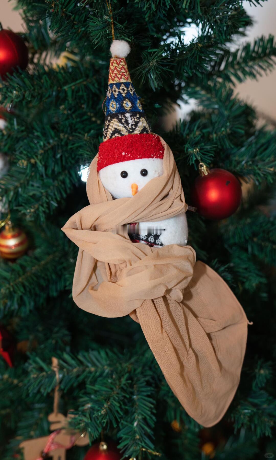 天气降温了给雪人戴个围巾