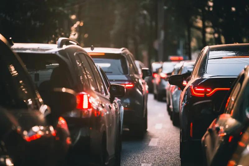 夜晚开车技巧，掌握了或许能保命。我开车已有二十多年，在陌生之地，尽量避免夜晚驾