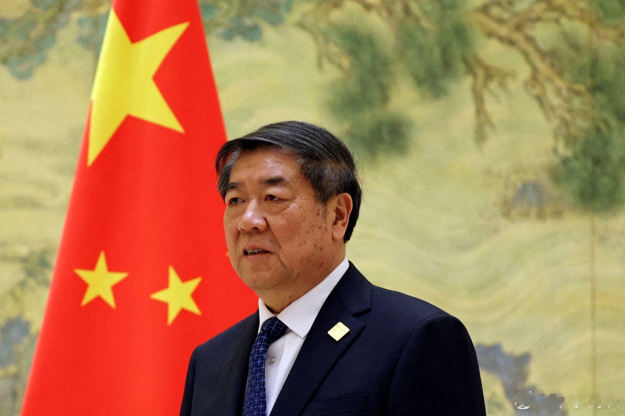 【中国副总理：中美在贸易谈判中达成“重要共识”】——中国副总理何立峰在周末高层会
