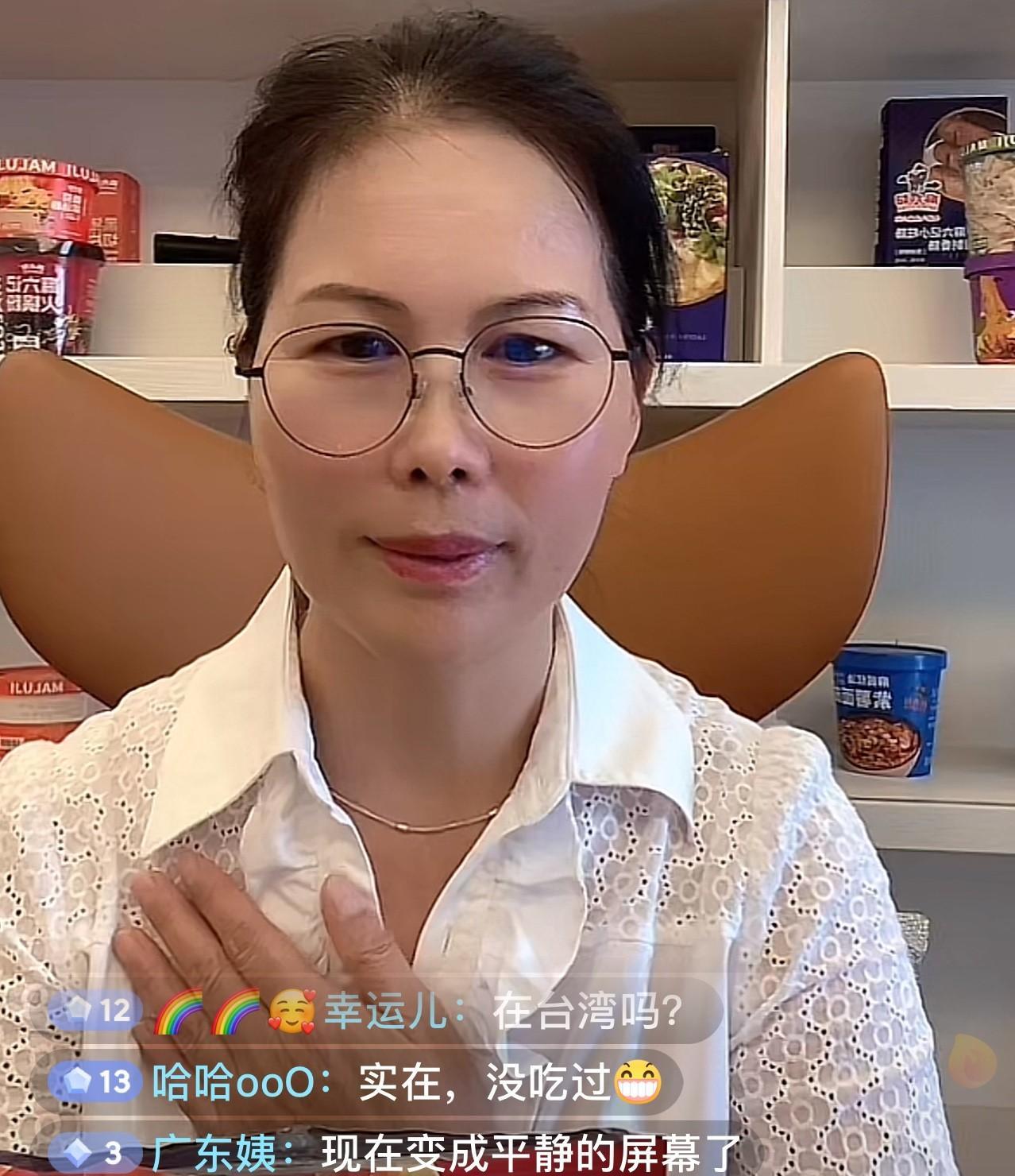 小杨阿姨今天讲的有点动情啊！眼窝子泛红了……今天小杨阿姨直播，直播间里明显清