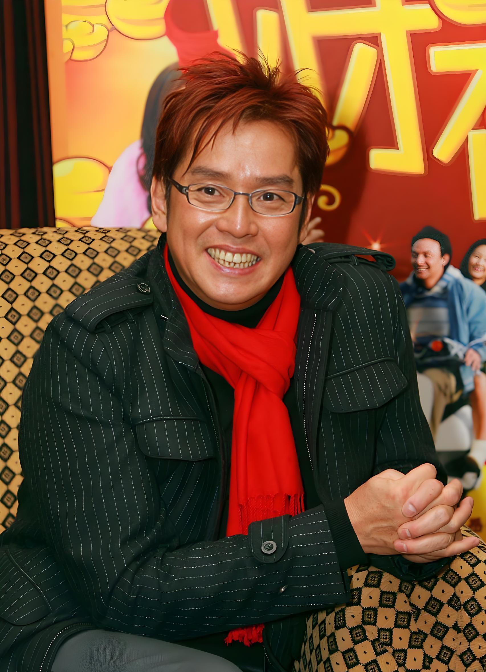 1996年，谭咏麟突然对妻子杨洁薇说：“我把十亿家产都给你，我要让儿子回家。”妻