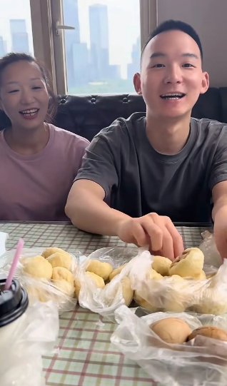 谢浩男与谢妈重庆集合，看到谢浩男用头与妹妹干杯，情商好高昨晚谢浩男妈妈就发了