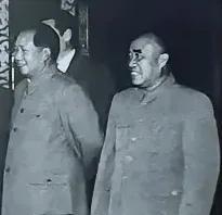 1947年3月，党中央主动撤离延安。党中央作出了决定，中央分成两部分：毛主席、周