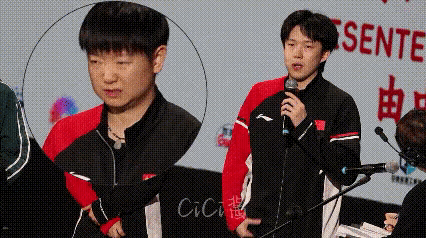 孙颖莎颁奖台忍痛引心疼，国乒保护机制需落地孙颖莎在颁奖仪式上面露痛苦的神情