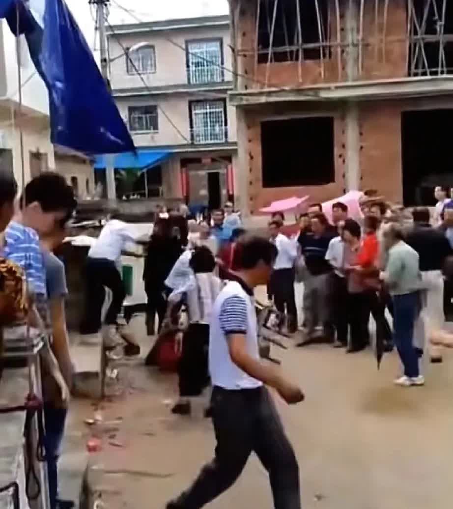 原来泼妇是这个意思。一女子打电话叫打牌的丈夫回家吃饭，饭菜都凉了也不见丈夫回来。