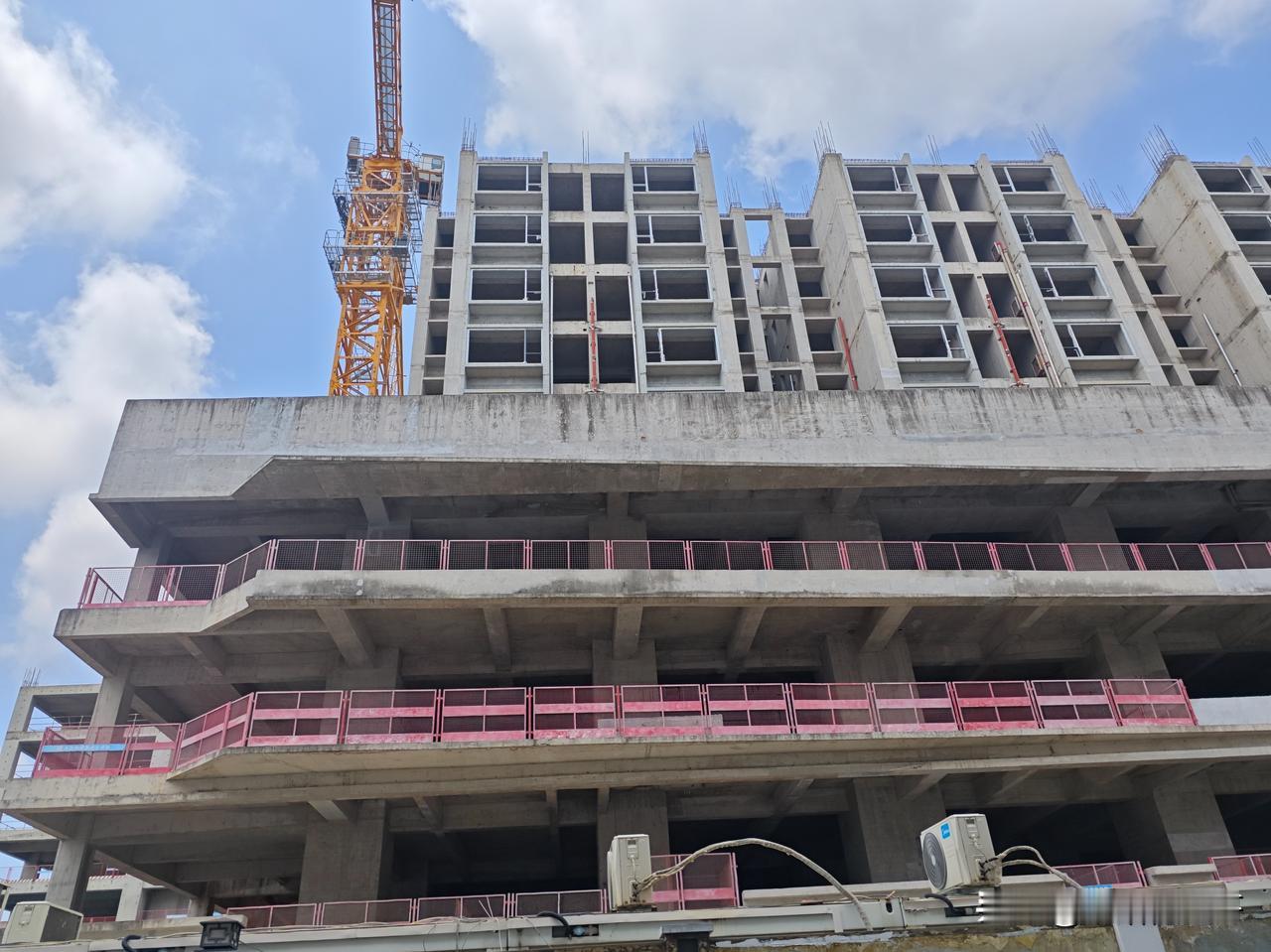 又创造了1万块钱的GDP，业主给总包付了1万的设计费，总包又找我做了施工图，