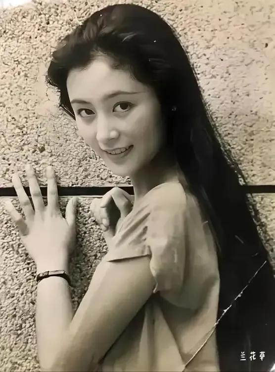 认识这位大美女吗？这是1984年她高中时期的留影。她曾被誉为“大陆第一美人”。