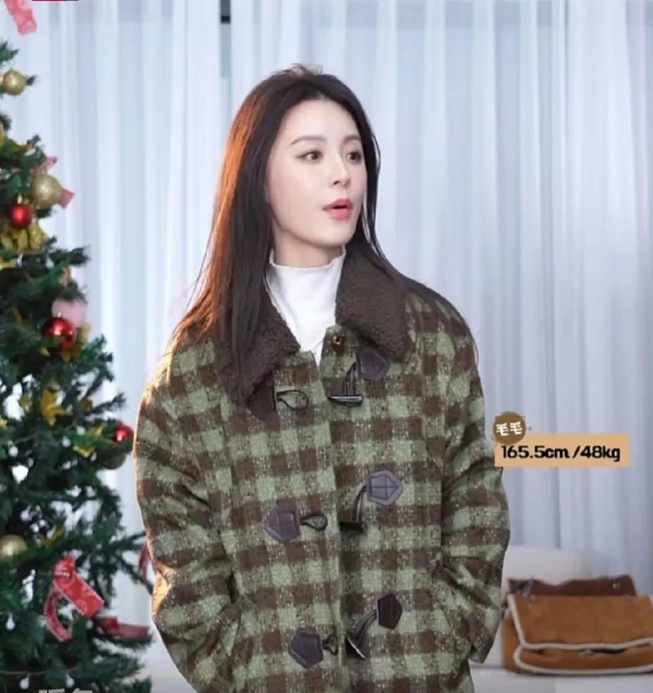 太可惜了，已经好久都没怎么见她拍戏了！她真的很漂亮，天然美女，比那些整容脸好