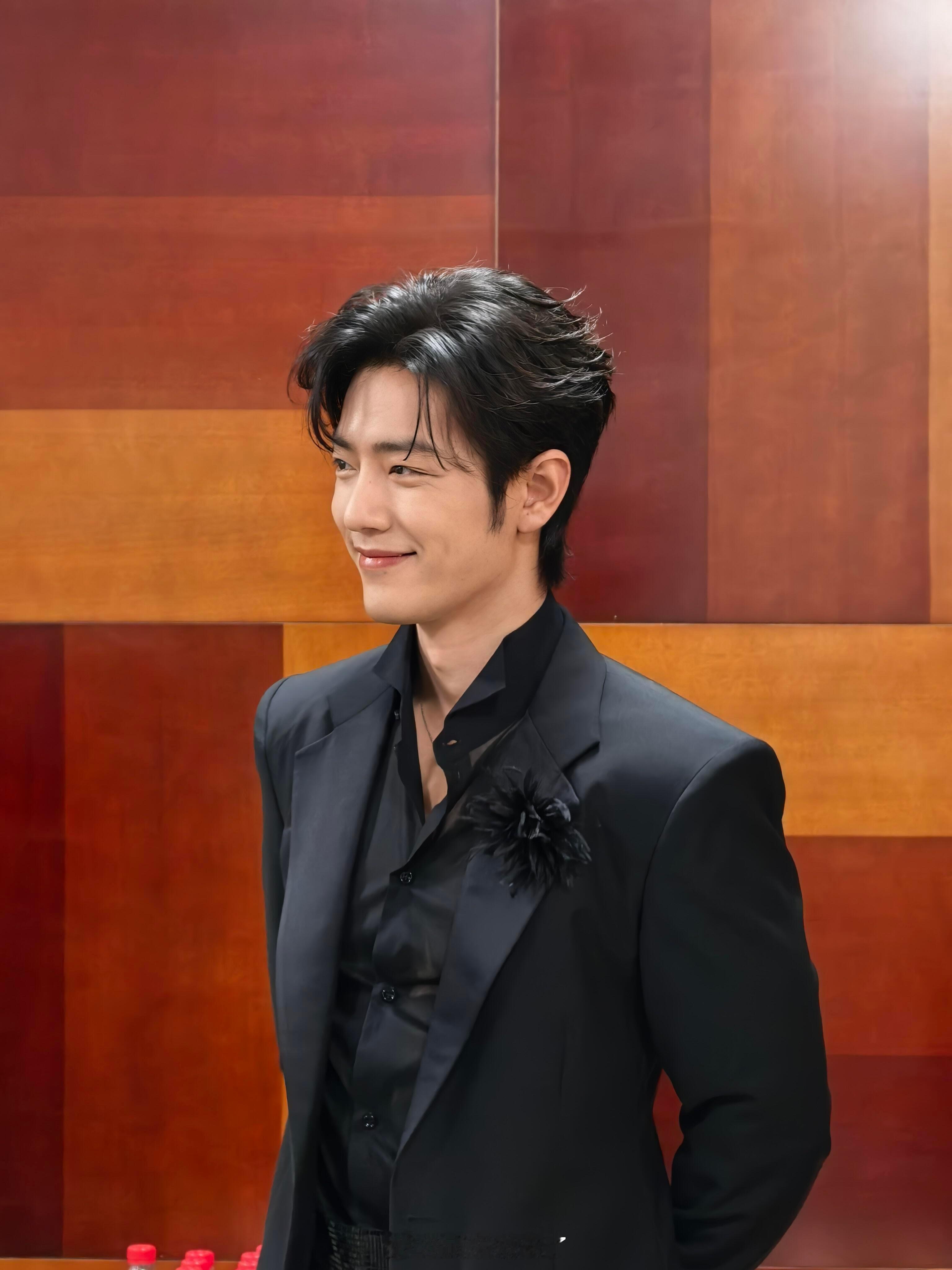 肖战北京大学生电影节生图帅得好权威！