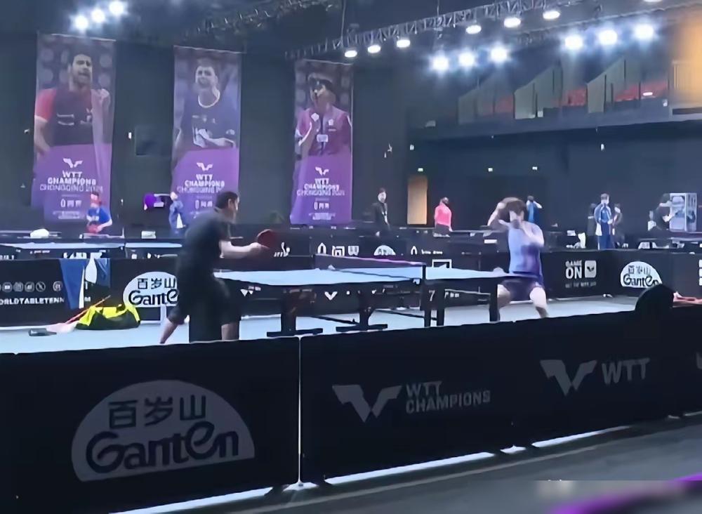 王楚钦被“逼”得没办法了，当众喊话孙颖莎：你怎么一到比赛就监督我！你以为这