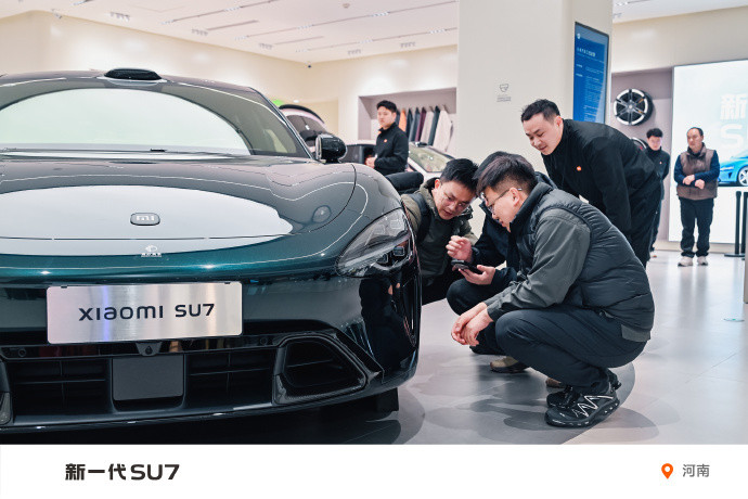 新一代SU7靛石绿作为第九款也是收官色系，以天然矿石为灵感，用蓝绿双层珠光工艺