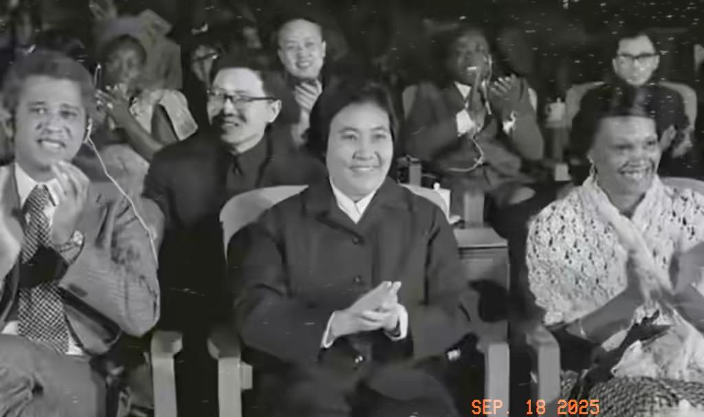 珍贵的历史照片。1975年，时任国务院副总理吴桂贤同志，（中）在北京陪同外宾观