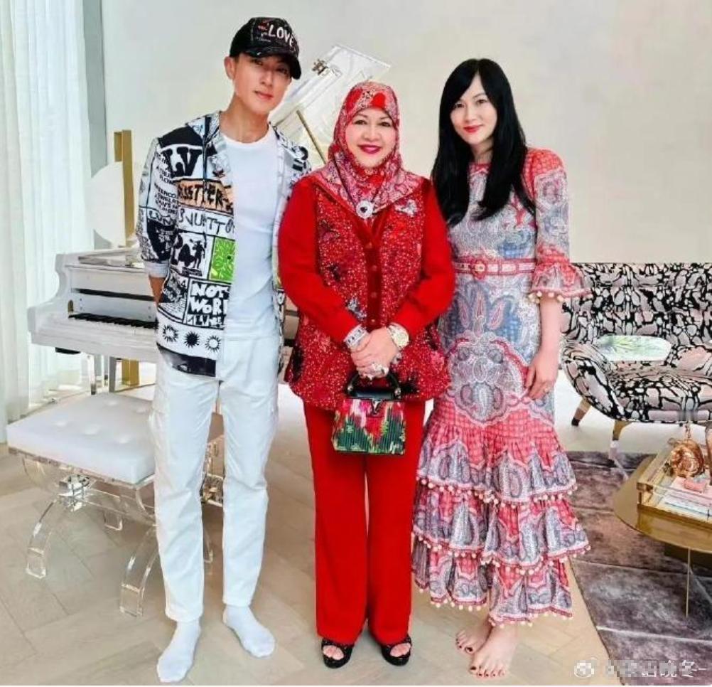 吴尊夫妇在家里接待文莱皇妃，夫妇俩都没有穿鞋，是有什么讲究吗？都知道吴尊家族在