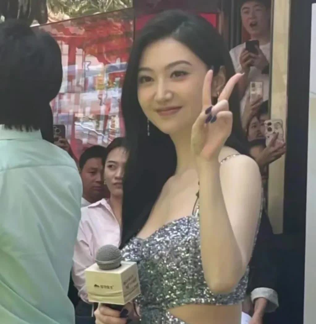 37岁景甜昆明线下活动生图也太幻灭了😭肉感的身材和越来越宽的脸，女神的古典