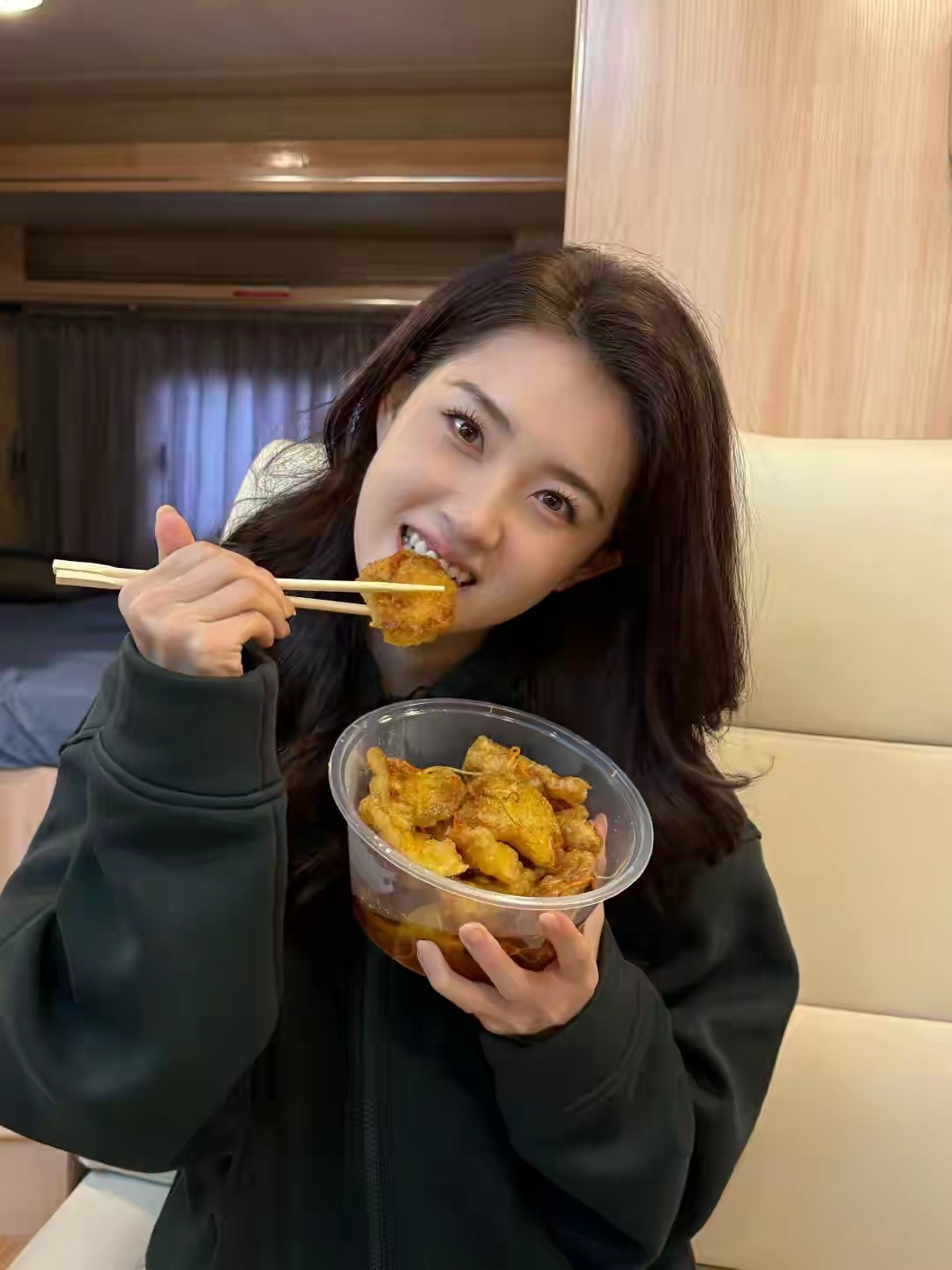 郭宇欣分享动态！“绿色上衣”微卷发型，举着锅包肉萌萌太可爱