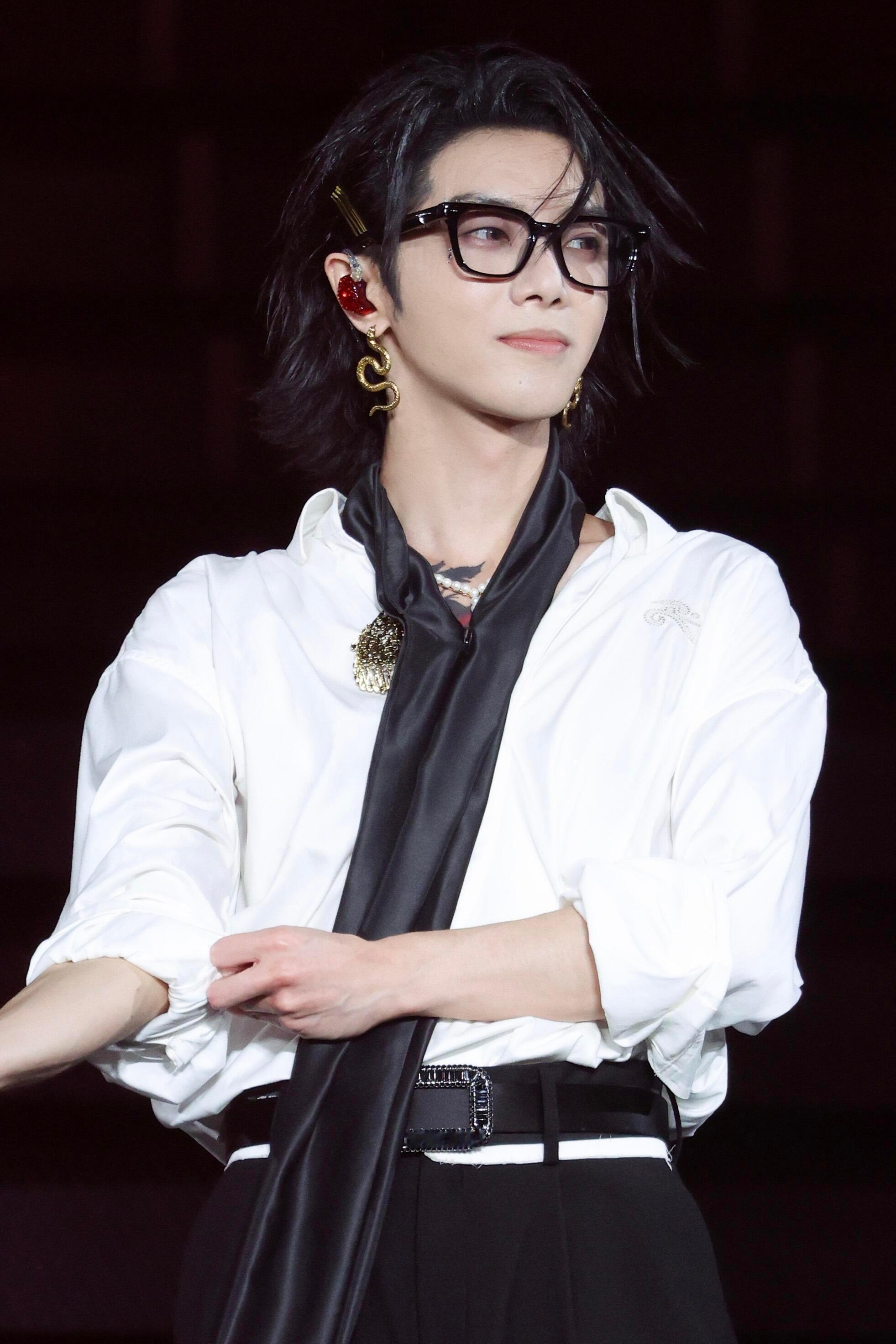 谁还没被华晨宇的脸鲨到过啊！！！每次看他的舞台或者生图都要感叹：这张脸是真实存在